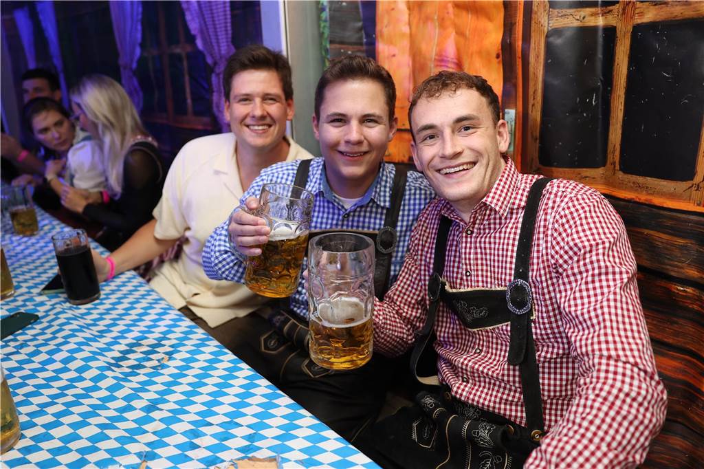 Oktoberfest: Hunderte Gäste feiern ausgelassen auf Schlingermanns Weide Eindrücke vom Ascheberger Oktoberfest am Samstag (12. Oktober).