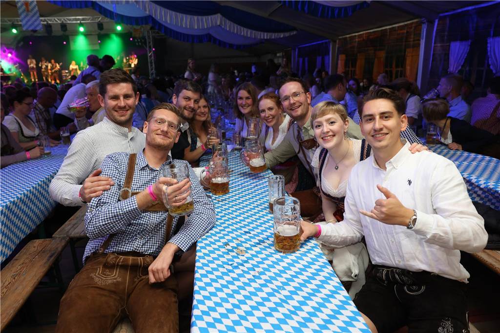 Oktoberfest: Hunderte Gäste feiern ausgelassen auf Schlingermanns Weide Eindrücke vom Ascheberger Oktoberfest am Samstag (12. Oktober).