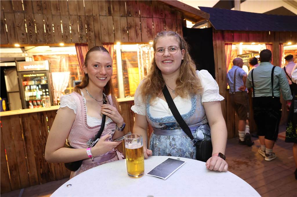 Oktoberfest: Hunderte Gäste feiern ausgelassen auf Schlingermanns Weide Eindrücke vom Ascheberger Oktoberfest am Samstag (12. Oktober).