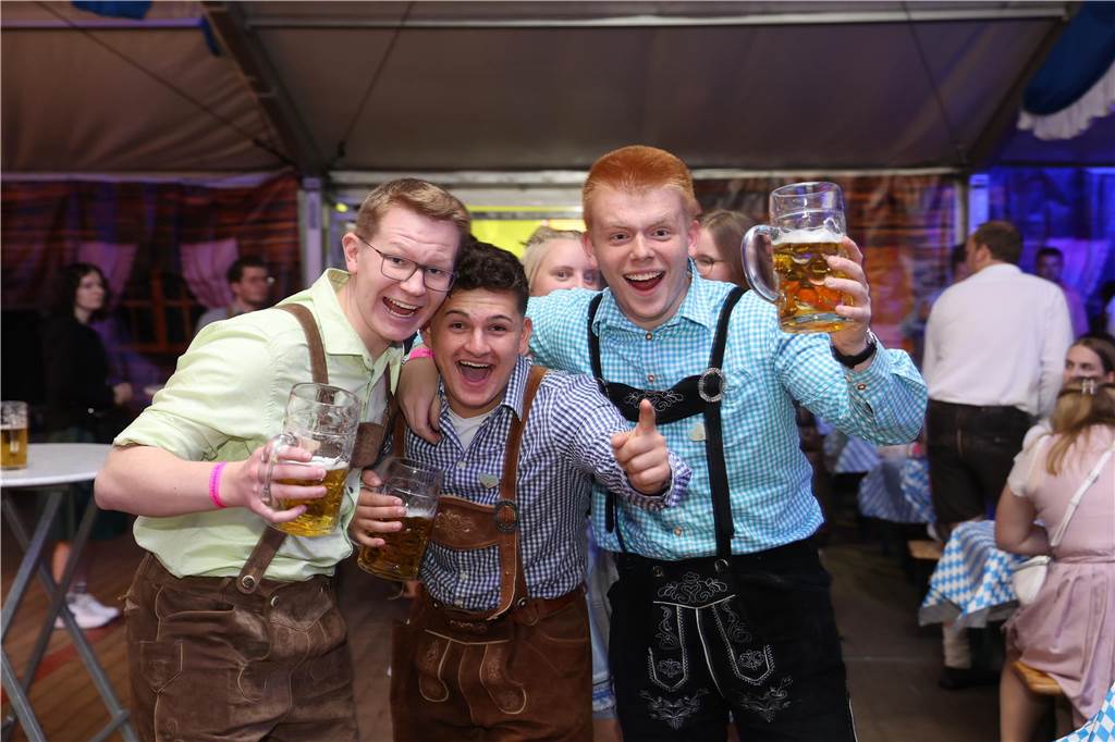 Oktoberfest: Hunderte Gäste feiern ausgelassen auf Schlingermanns Weide Eindrücke vom Ascheberger Oktoberfest am Samstag (12. Oktober).