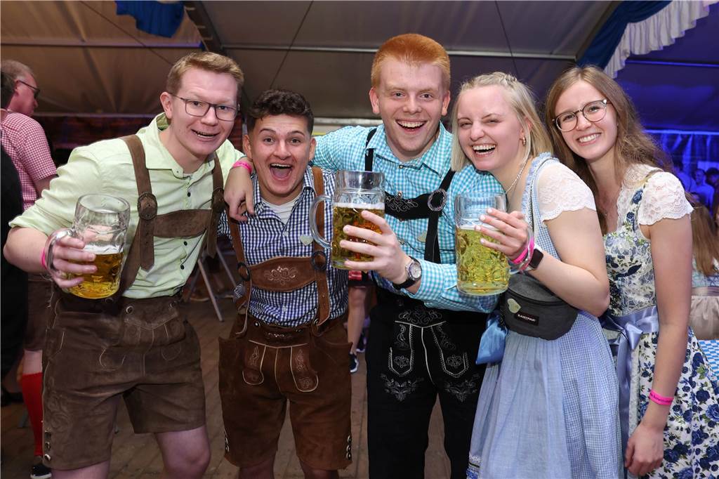 Oktoberfest: Hunderte Gäste feiern ausgelassen auf Schlingermanns Weide Eindrücke vom Ascheberger Oktoberfest am Samstag (12. Oktober).