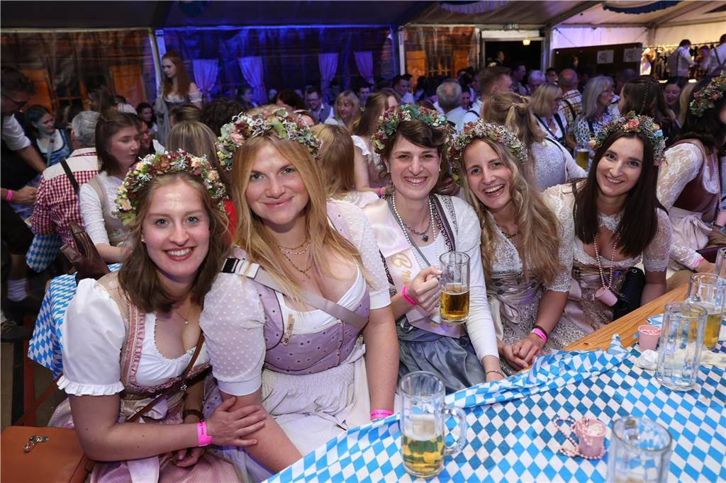 Oktoberfest: Hunderte Gäste feiern ausgelassen auf Schlingermanns Weide Eindrücke vom Ascheberger Oktoberfest am Samstag (12. Oktober).
