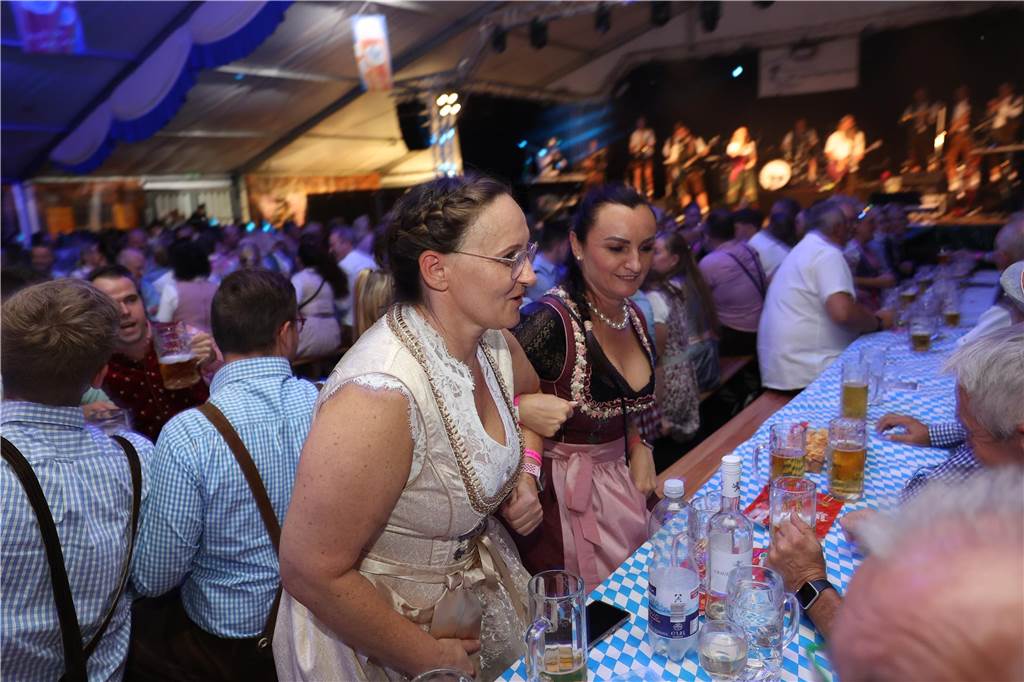 Oktoberfest: Hunderte Gäste feiern ausgelassen auf Schlingermanns Weide Eindrücke vom Ascheberger Oktoberfest am Samstag (12. Oktober).
