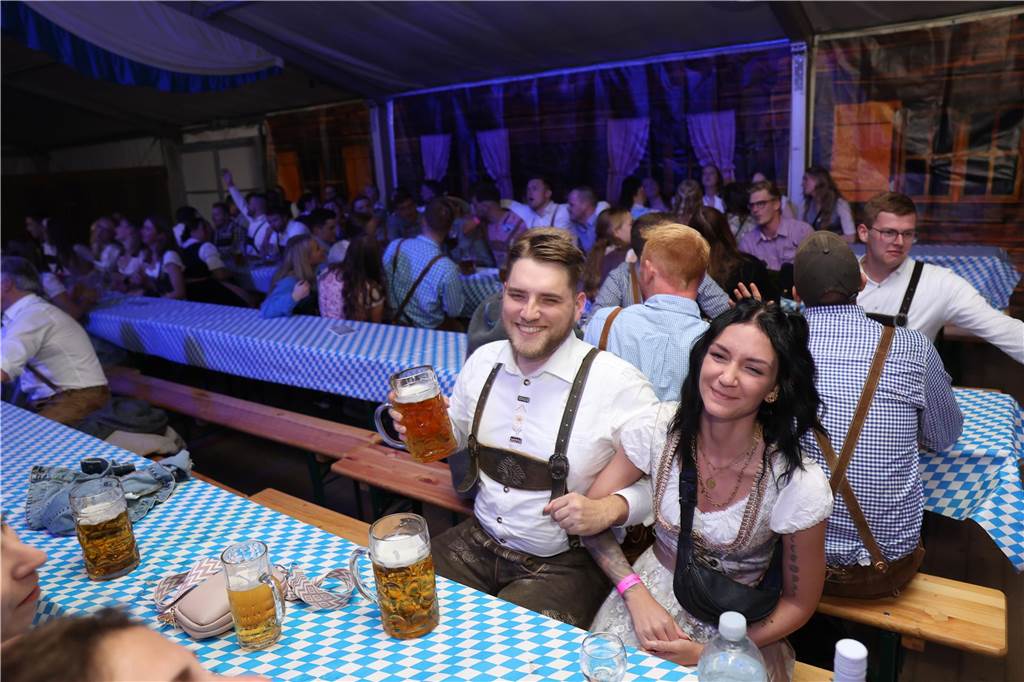 Oktoberfest: Hunderte Gäste feiern ausgelassen auf Schlingermanns Weide Eindrücke vom Ascheberger Oktoberfest am Samstag (12. Oktober).
