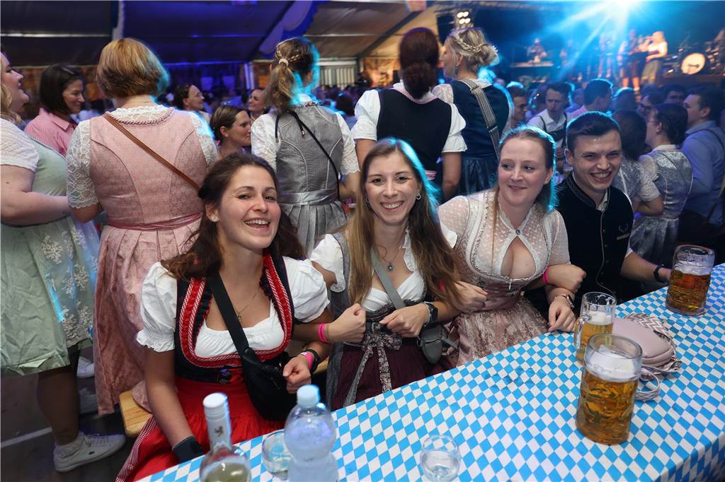 Oktoberfest: Hunderte Gäste feiern ausgelassen auf Schlingermanns Weide Eindrücke vom Ascheberger Oktoberfest am Samstag (12. Oktober).