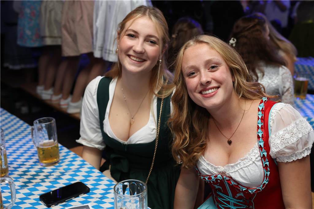 Oktoberfest: Hunderte Gäste feiern ausgelassen auf Schlingermanns Weide Eindrücke vom Ascheberger Oktoberfest am Samstag (12. Oktober).