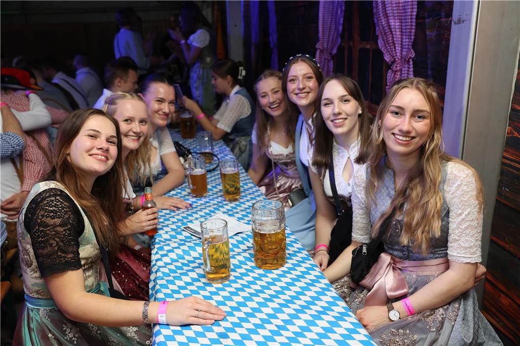 Oktoberfest: Hunderte Gäste feiern ausgelassen auf Schlingermanns Weide Eindrücke vom Ascheberger Oktoberfest am Samstag (12. Oktober).