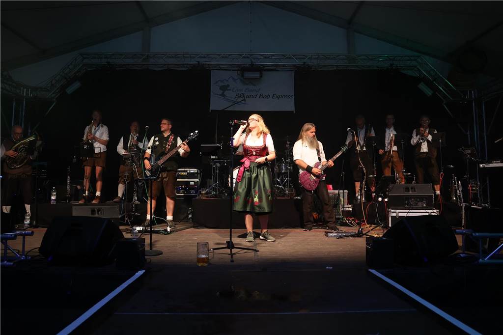 Oktoberfest: Hunderte Gäste feiern ausgelassen auf Schlingermanns Weide Eindrücke vom Ascheberger Oktoberfest am Samstag (12. Oktober).