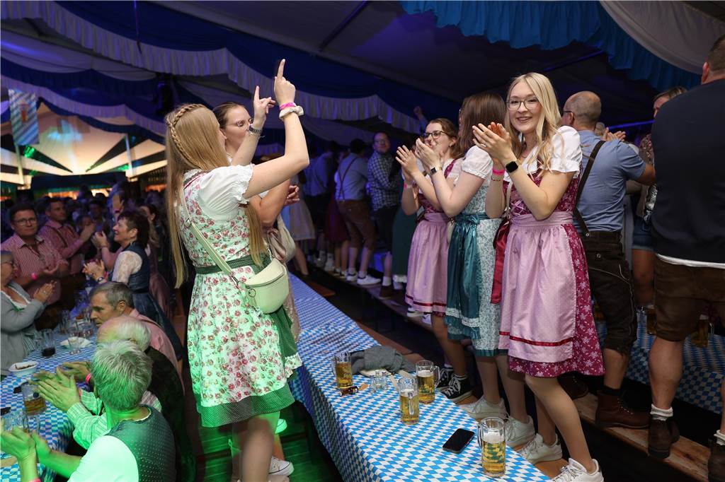 Oktoberfest: Hunderte Gäste feiern ausgelassen auf Schlingermanns Weide Eindrücke vom Ascheberger Oktoberfest am Samstag (12. Oktober).