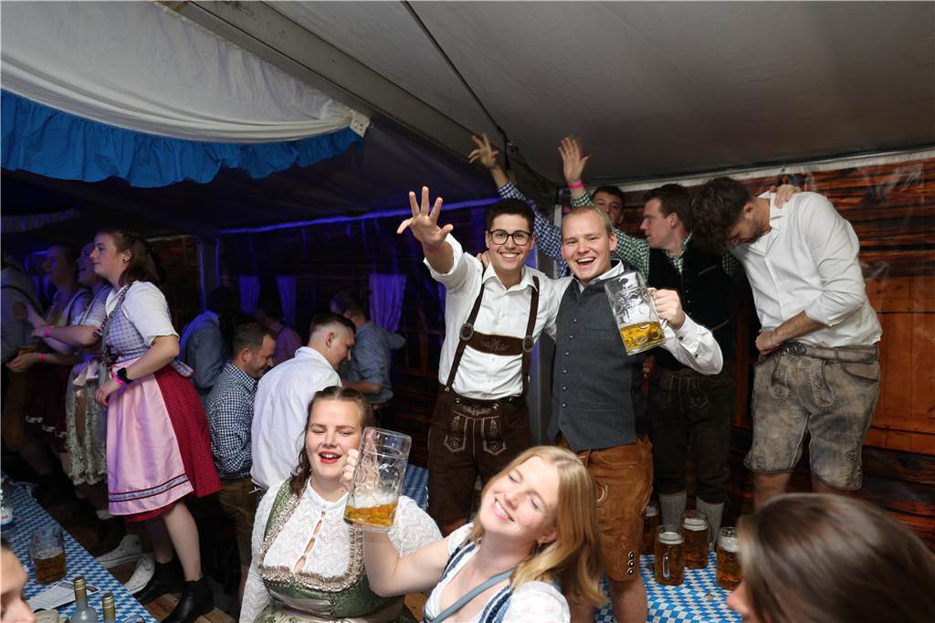 Oktoberfest: Hunderte Gäste feiern ausgelassen auf Schlingermanns Weide Eindrücke vom Ascheberger Oktoberfest am Samstag (12. Oktober).