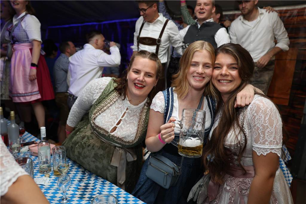 Oktoberfest: Hunderte Gäste feiern ausgelassen auf Schlingermanns Weide Eindrücke vom Ascheberger Oktoberfest am Samstag (12. Oktober).