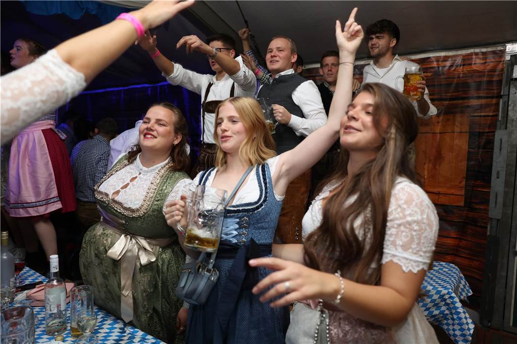 Oktoberfest: Hunderte Gäste feiern ausgelassen auf Schlingermanns Weide Eindrücke vom Ascheberger Oktoberfest am Samstag (12. Oktober).