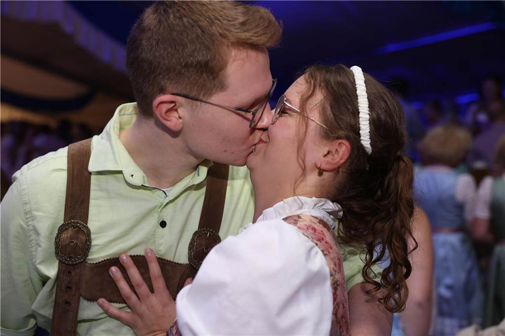 Oktoberfest: Hunderte Gäste feiern ausgelassen auf Schlingermanns Weide Eindrücke vom Ascheberger Oktoberfest am Samstag (12. Oktober).