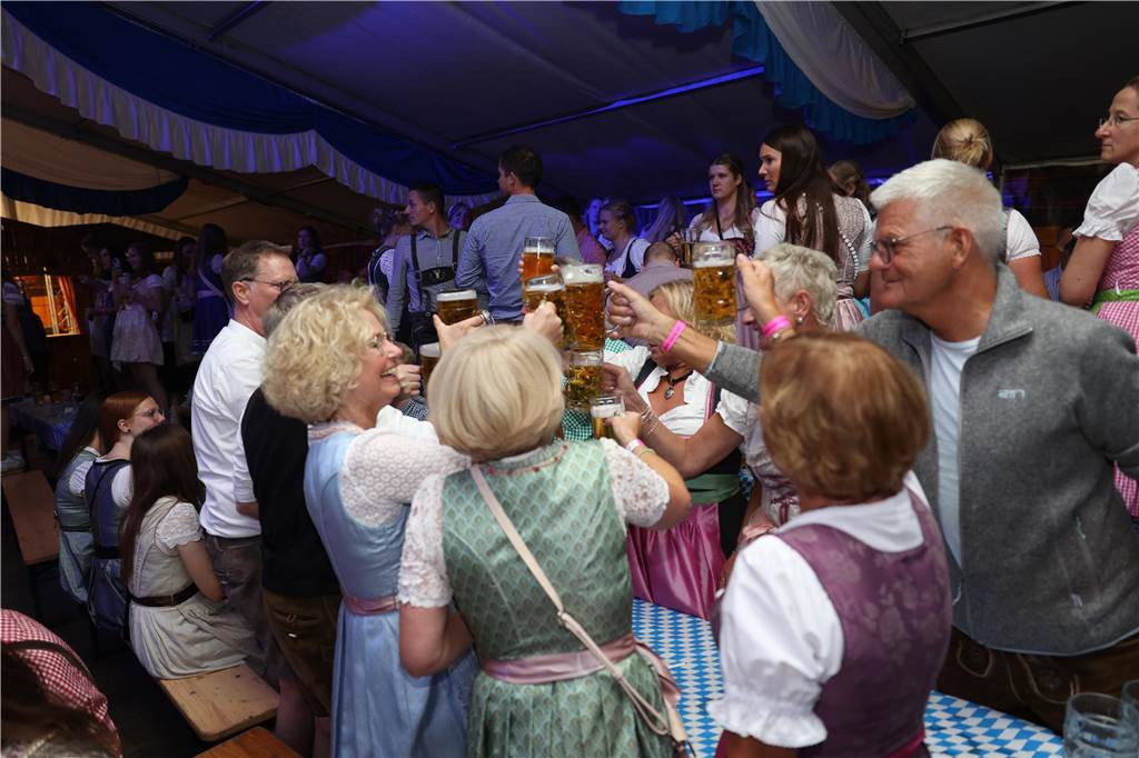 Oktoberfest: Hunderte Gäste feiern ausgelassen auf Schlingermanns Weide Eindrücke vom Ascheberger Oktoberfest am Samstag (12. Oktober).