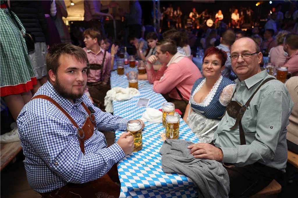 Oktoberfest: Hunderte Gäste feiern ausgelassen auf Schlingermanns Weide Eindrücke vom Ascheberger Oktoberfest am Samstag (12. Oktober).