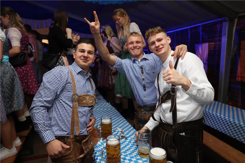 Oktoberfest: Hunderte Gäste feiern ausgelassen auf Schlingermanns Weide Eindrücke vom Ascheberger Oktoberfest am Samstag (12. Oktober).