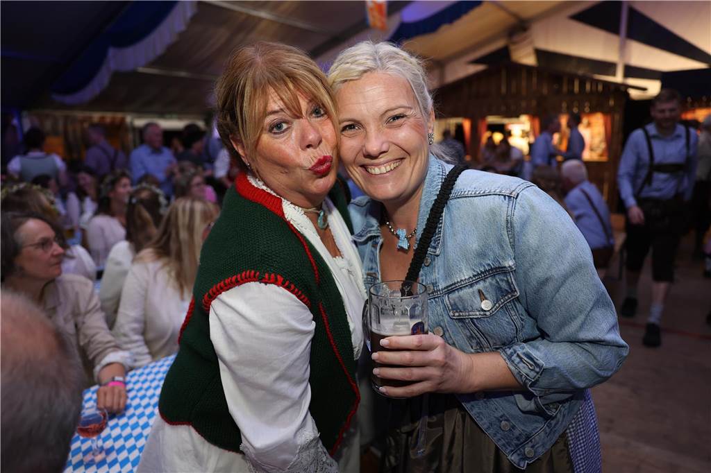 Oktoberfest: Hunderte Gäste feiern ausgelassen auf Schlingermanns Weide Eindrücke vom Ascheberger Oktoberfest am Samstag (12. Oktober).