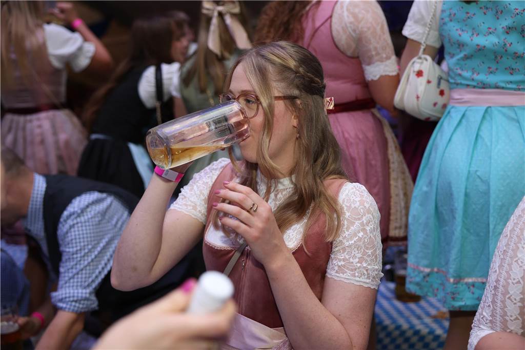 Oktoberfest: Hunderte Gäste feiern ausgelassen auf Schlingermanns Weide Eindrücke vom Ascheberger Oktoberfest am Samstag (12. Oktober).