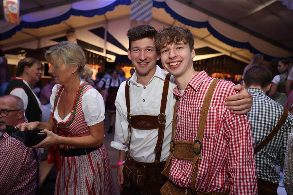 Oktoberfest: Hunderte Gäste feiern ausgelassen auf Schlingermanns Weide Eindrücke vom Ascheberger Oktoberfest am Samstag (12. Oktober).