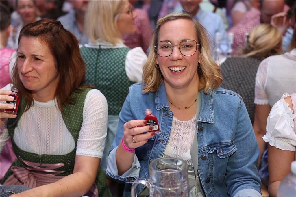 Oktoberfest: Hunderte Gäste feiern ausgelassen auf Schlingermanns Weide Eindrücke vom Ascheberger Oktoberfest am Samstag (12. Oktober).