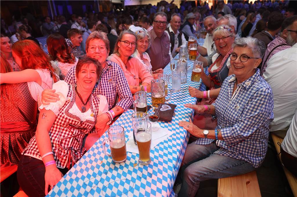 Oktoberfest: Hunderte Gäste feiern ausgelassen auf Schlingermanns Weide Eindrücke vom Ascheberger Oktoberfest am Samstag (12. Oktober).