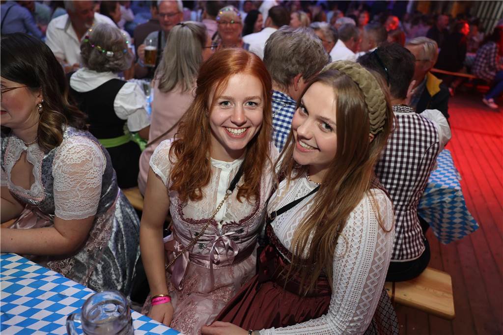 Oktoberfest: Hunderte Gäste feiern ausgelassen auf Schlingermanns Weide Eindrücke vom Ascheberger Oktoberfest am Samstag (12. Oktober).