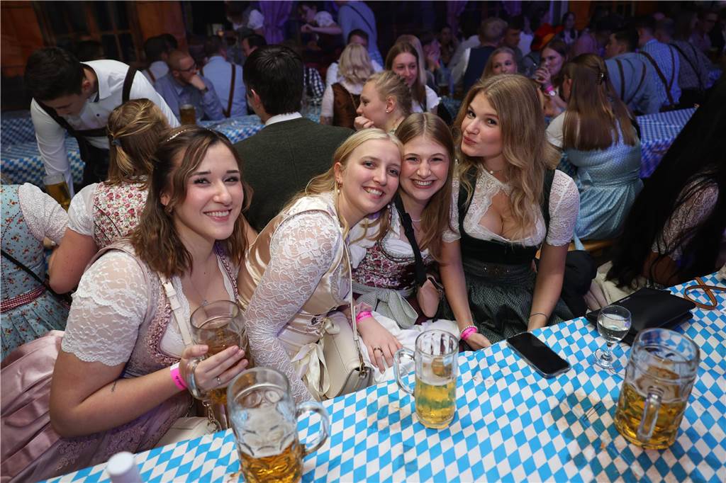 Oktoberfest: Hunderte Gäste feiern ausgelassen auf Schlingermanns Weide Eindrücke vom Ascheberger Oktoberfest am Samstag (12. Oktober).