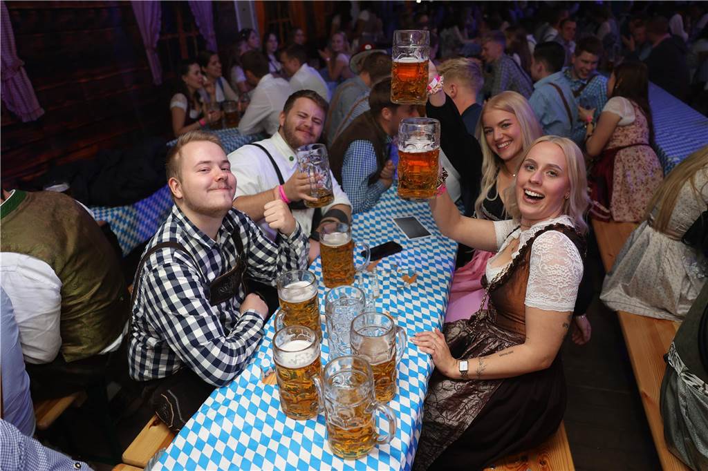 Oktoberfest: Hunderte Gäste feiern ausgelassen auf Schlingermanns Weide Eindrücke vom Ascheberger Oktoberfest am Samstag (12. Oktober).