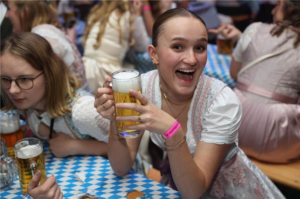 Oktoberfest: Hunderte Gäste feiern ausgelassen auf Schlingermanns Weide Eindrücke vom Ascheberger Oktoberfest am Samstag (12. Oktober).