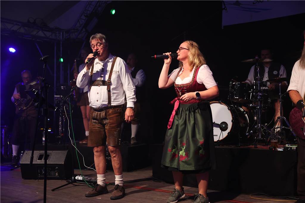 Oktoberfest: Hunderte Gäste feiern ausgelassen auf Schlingermanns Weide Eindrücke vom Ascheberger Oktoberfest am Samstag (12. Oktober).