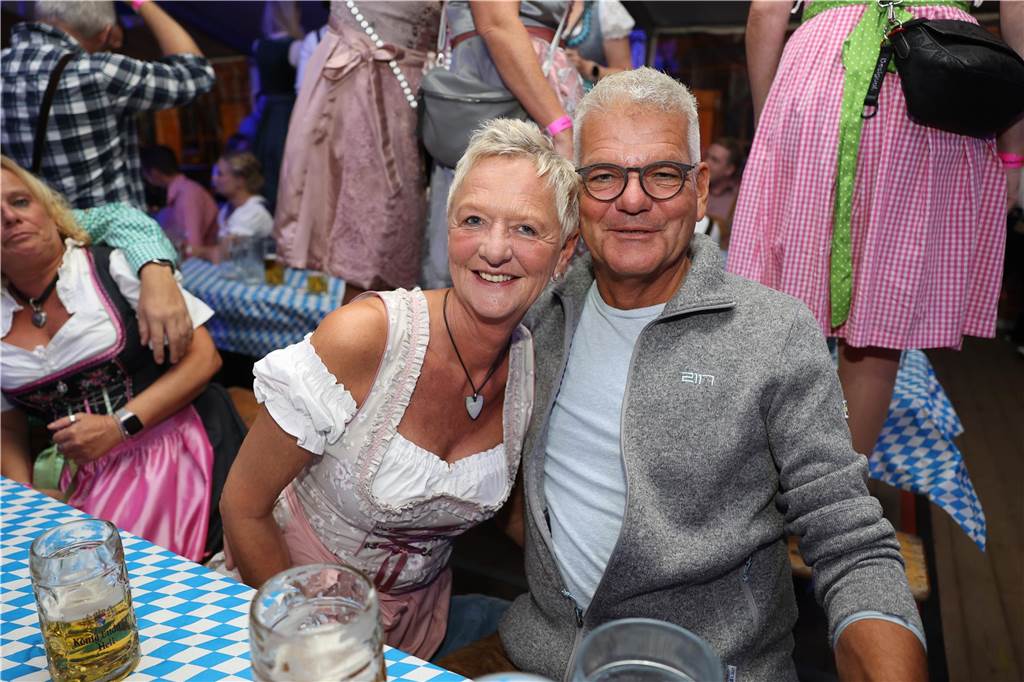 Oktoberfest: Hunderte Gäste feiern ausgelassen auf Schlingermanns Weide Eindrücke vom Ascheberger Oktoberfest am Samstag (12. Oktober).
