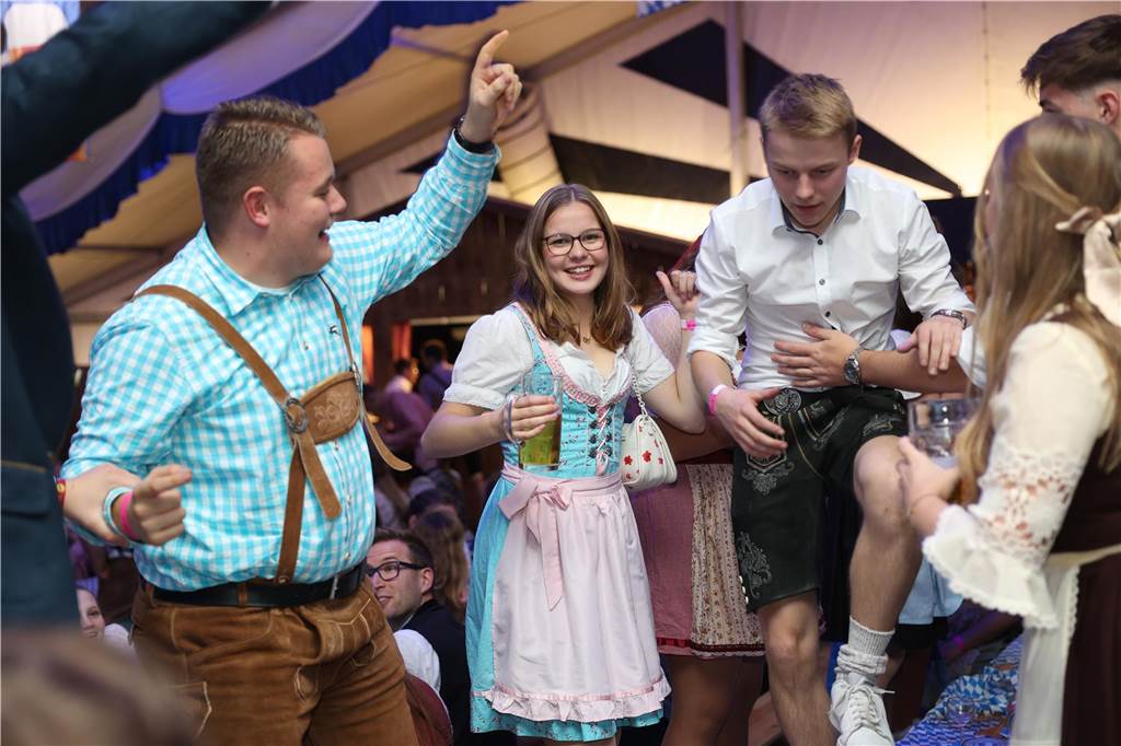 Oktoberfest: Hunderte Gäste feiern ausgelassen auf Schlingermanns Weide Eindrücke vom Ascheberger Oktoberfest am Samstag (12. Oktober).