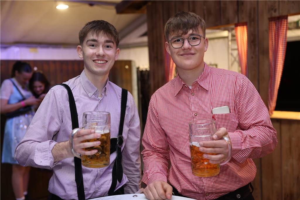 Oktoberfest: Hunderte Gäste feiern ausgelassen auf Schlingermanns Weide Eindrücke vom Ascheberger Oktoberfest am Samstag (12. Oktober).