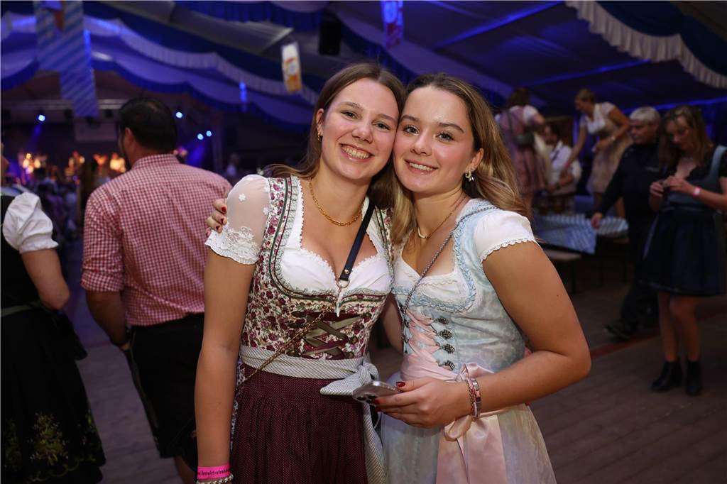 Oktoberfest: Hunderte Gäste feiern ausgelassen auf Schlingermanns Weide Eindrücke vom Ascheberger Oktoberfest am Samstag (12. Oktober).