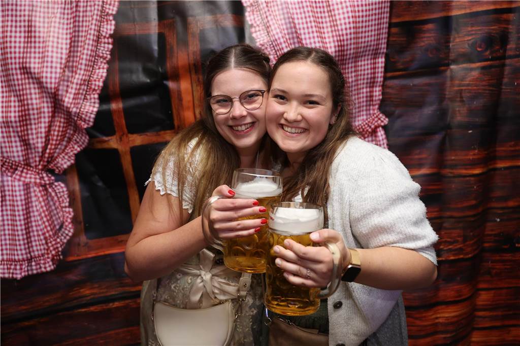 Oktoberfest: Hunderte Gäste feiern ausgelassen auf Schlingermanns Weide Eindrücke vom Ascheberger Oktoberfest am Samstag (12. Oktober).