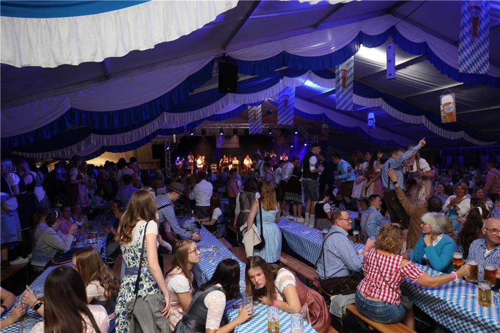 Oktoberfest: Hunderte Gäste feiern ausgelassen auf Schlingermanns Weide Eindrücke vom Ascheberger Oktoberfest am Samstag (12. Oktober).