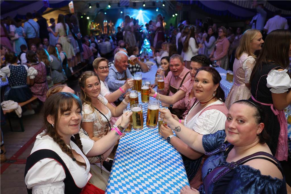 Oktoberfest: Hunderte Gäste feiern ausgelassen auf Schlingermanns Weide Eindrücke vom Ascheberger Oktoberfest am Samstag (12. Oktober).