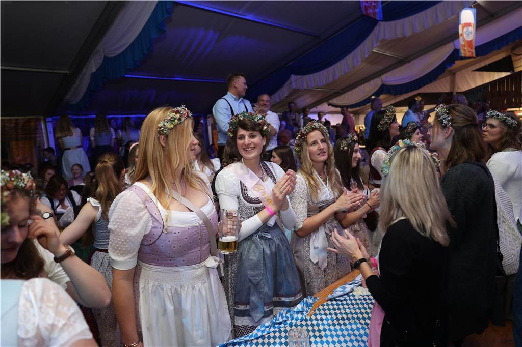 Oktoberfest: Hunderte Gäste feiern ausgelassen auf Schlingermanns Weide Eindrücke vom Ascheberger Oktoberfest am Samstag (12. Oktober).