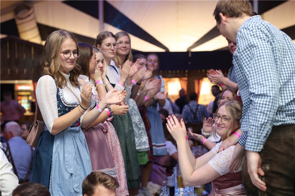 Oktoberfest: Hunderte Gäste feiern ausgelassen auf Schlingermanns Weide Eindrücke vom Ascheberger Oktoberfest am Samstag (12. Oktober).