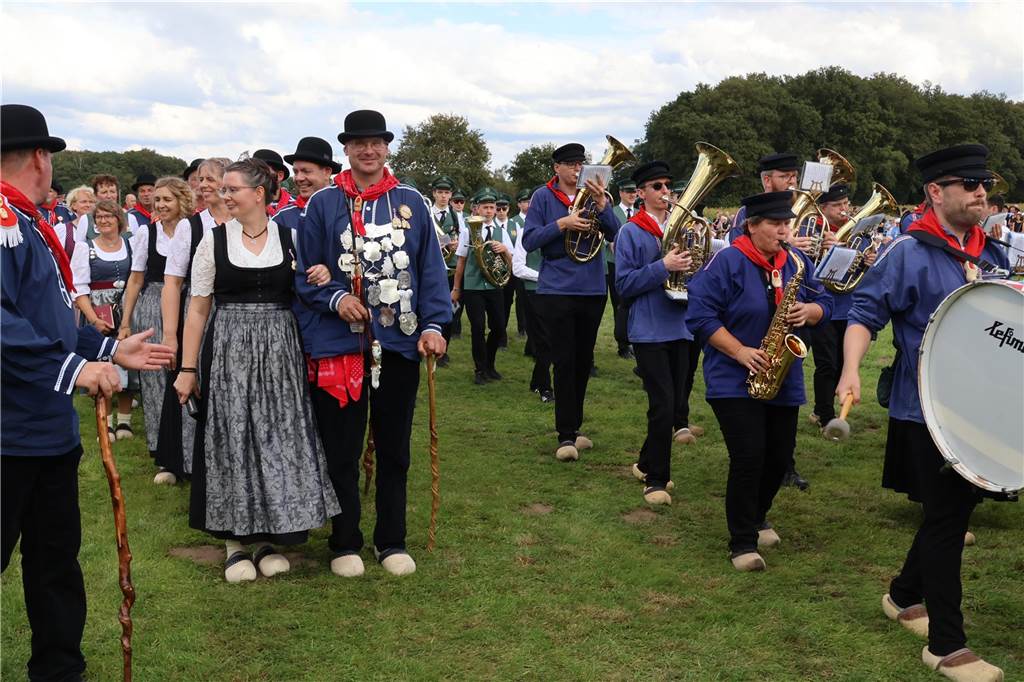 Eindrücke vom Aufmarsch der Trachtenschützengilde Üfte-Overbeck auf der Festwiese in Schermbeck