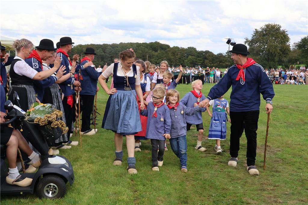 Eindrücke vom Aufmarsch der Trachtenschützengilde Üfte-Overbeck auf der Festwiese in Schermbeck