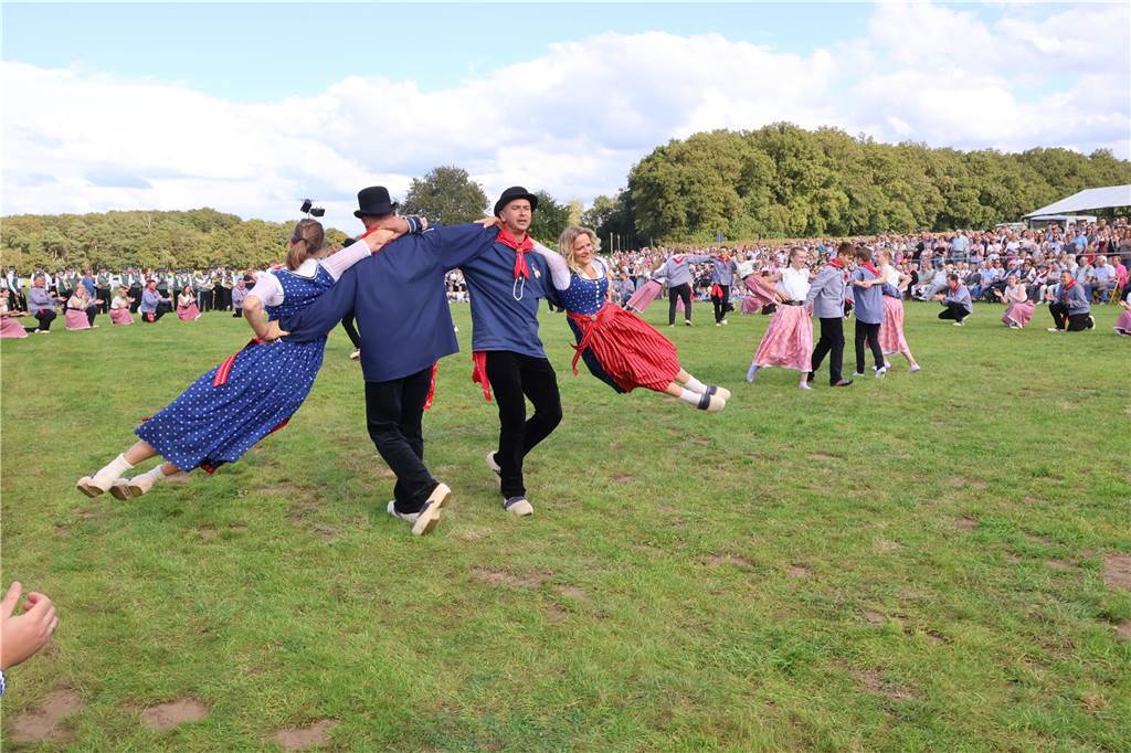 Eindrücke vom Aufmarsch der Trachtenschützengilde Üfte-Overbeck auf der Festwiese in Schermbeck