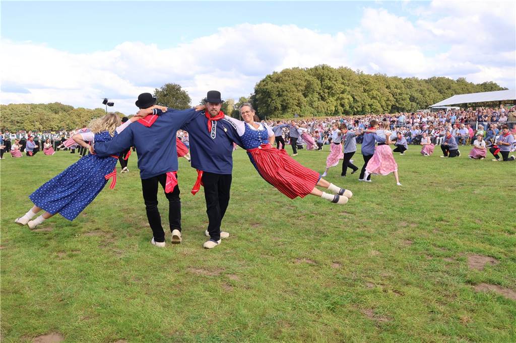 Eindrücke vom Aufmarsch der Trachtenschützengilde Üfte-Overbeck auf der Festwiese in Schermbeck