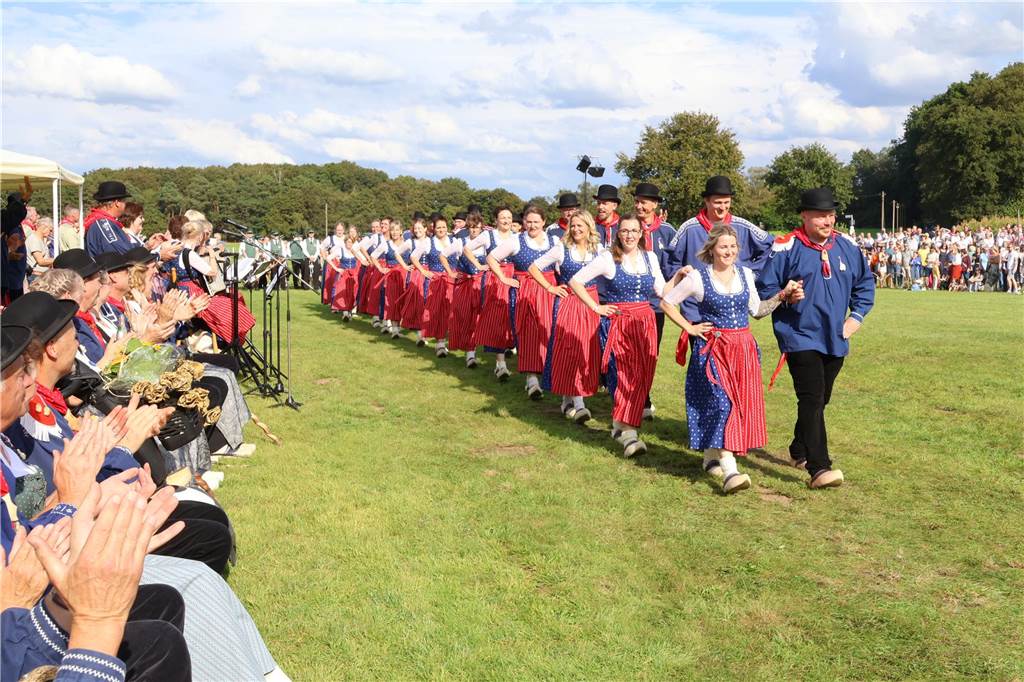 Eindrücke vom Aufmarsch der Trachtenschützengilde Üfte-Overbeck auf der Festwiese in Schermbeck