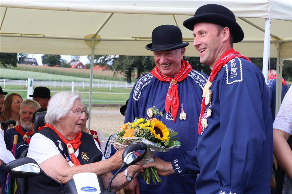 Eindrücke vom Aufmarsch der Trachtenschützengilde Üfte-Overbeck auf der Festwiese in Schermbeck