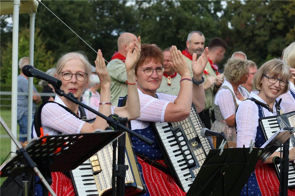 Eindrücke vom Aufmarsch der Trachtenschützengilde Üfte-Overbeck auf der Festwiese in Schermbeck