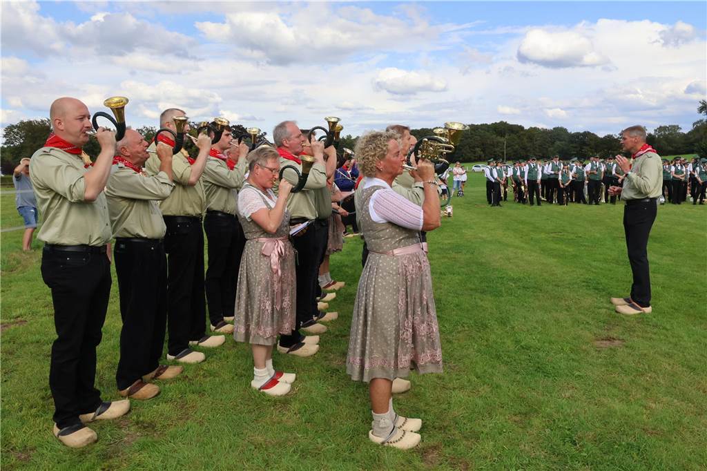 Eindrücke vom Aufmarsch der Trachtenschützengilde Üfte-Overbeck auf der Festwiese in Schermbeck