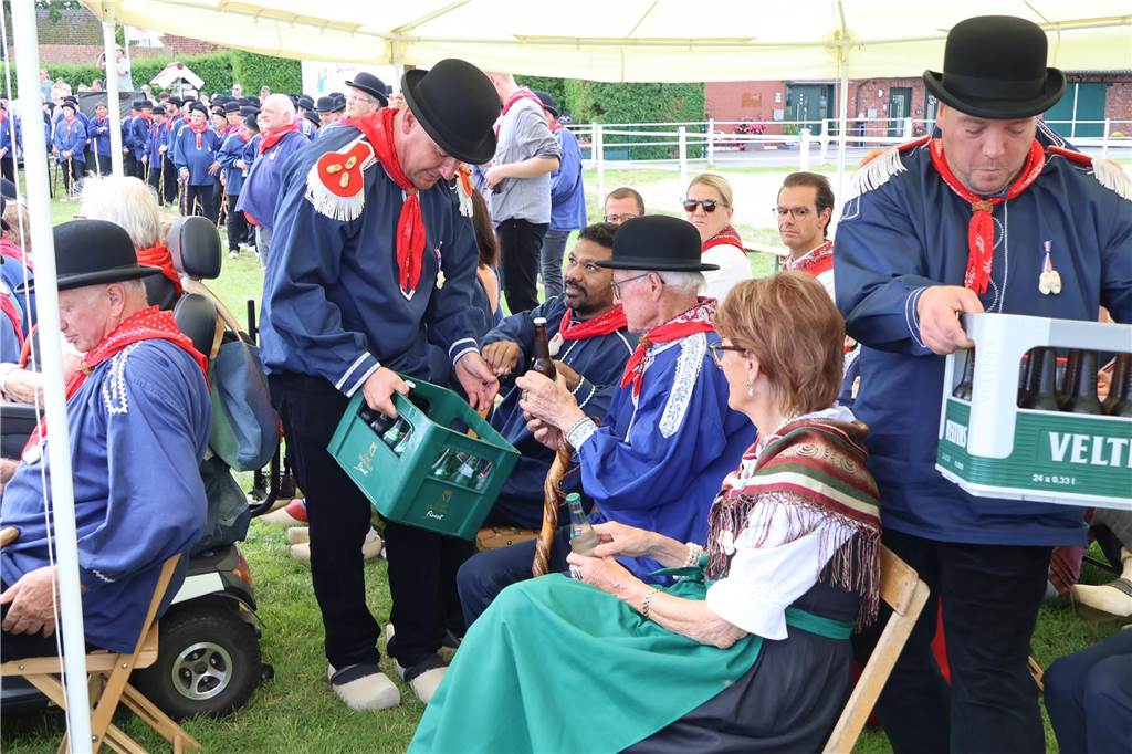 Eindrücke vom Aufmarsch der Trachtenschützengilde Üfte-Overbeck auf der Festwiese in Schermbeck