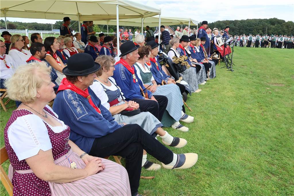 Eindrücke vom Aufmarsch der Trachtenschützengilde Üfte-Overbeck auf der Festwiese in Schermbeck