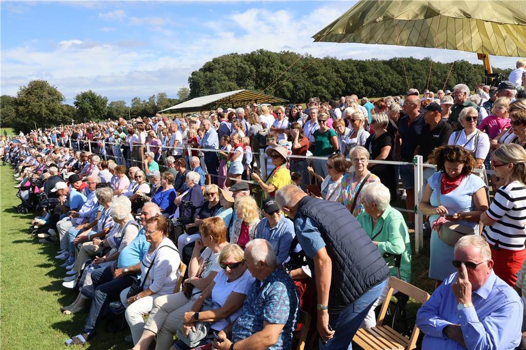 Eindrücke vom Aufmarsch der Trachtenschützengilde Üfte-Overbeck auf der Festwiese in Schermbeck